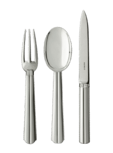 CHANTACO cutlery collection. In a constant quest for new forms, JEAN PUIFORCAT  was inspired by his research on the Golden Ratio, as well as the sculptural techniques he developed in his workshop on the Basque coast. In the silver-plated CHANTACO model, he ingeniously combined the languages of volume and light by decorating the handles of the cutlery with two broad symmetrical flutes. A modern, elegant neo-Basque flatware.