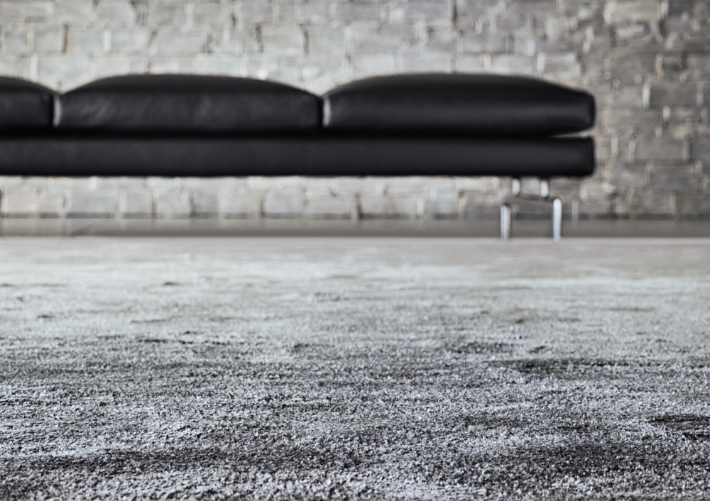 RUG DIBBETS RAINBOW - DESIGNER RODOLFO DORDONI 2018. WITH A MACRO PATTERN REMINISCENT OF THE WAVE SIGN OF ROBERTO BURLE MARX‚ÄôS FAMOUS WALK ON THE BEACH OF IPANEMA, THE DIBBETS CARPET RECALLS THE SOFT LINES TYPICAL OF THE SIXTIES. AN AESTHETIC REFERENCE THAT IS ACCENTUATED BY THE SLIGHT ROUNDNESS OF THE FOUR CORNERS.¬†  CRAFTED WITH SHINY AND OPAQUE YARNS, IN TWO NEUTRAL SHADES, IT IS REVIVED BY A GAME OF SHADOWS CREATED BY THE DIFFERENT INCIDENCE OF LIGHT ON THE SURFACE.  IT IS AVAILABLE IN THREE