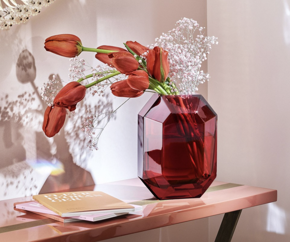 Like a delicately cut precious stone, the Baccarat OCTOGONE vase is a true gem. The signature Baccarat octagon from its chandeliers has been reinvented as a stunning vase. Its clear-cut lines, corners and curves beautifully reflect the surrounding light, showcasing fresh-cut flowers beautifully. Designer THOMAS BASTIDE has created an eye-catching delight in vibrant red. Its elegant style warms up your home and adds a special flair to contemporary home d√©cor.