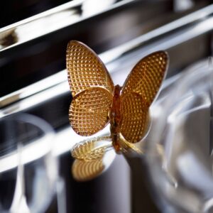 PAPILLON lucky butterfly DIAMOND. A small and precious lucky-charm object, the Baccarat butterfly gilded with fine gold features a diamond cut giving brilliant reflections of light.