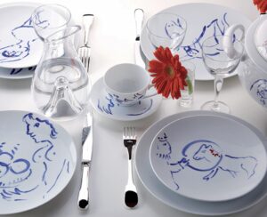 PORCELAIN TABLEWARE COLLECTION POUR IDA. LIMITED EDITION OF THE ORIGINAL WEDDING SERVICE CREATED IN 1952 BY MARC CHAGALL IN VALLAURIS FOR THE WEDDING OF HIS DAUGHTER. EACH PIECE BEARS A DIFFERENT DRAWING REPRODUCED WITH BRUSH STROKES EXECUTED BY HAND. THE IMAGES EVOKE THE POETRY, TENDERNESS, FANTASY AND HUMOR DERIVED FROM THE RICHNESS OF THE PAINTER'S CREATIVE UNIVERSE THROUGH HIS MOST FAVORITE THEMES: THE WOMAN, THE COUPLE, THE FLOWERS, THE CIRCUS AND ANIMALS.