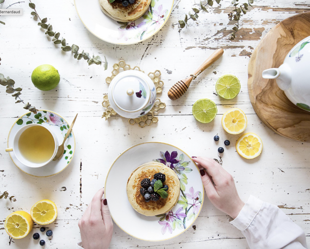 JARDIN INDIEN collection.19th Century illustrations of a Mumbai garden that no longer exists were used to create this pattern of flowers and foliage. The original composition of different serving pieces and the diversity of watercolors allow this collection to coordinate with modern decoration inspired by the 1960' or the Anglo-Saxon, more natural and classic.