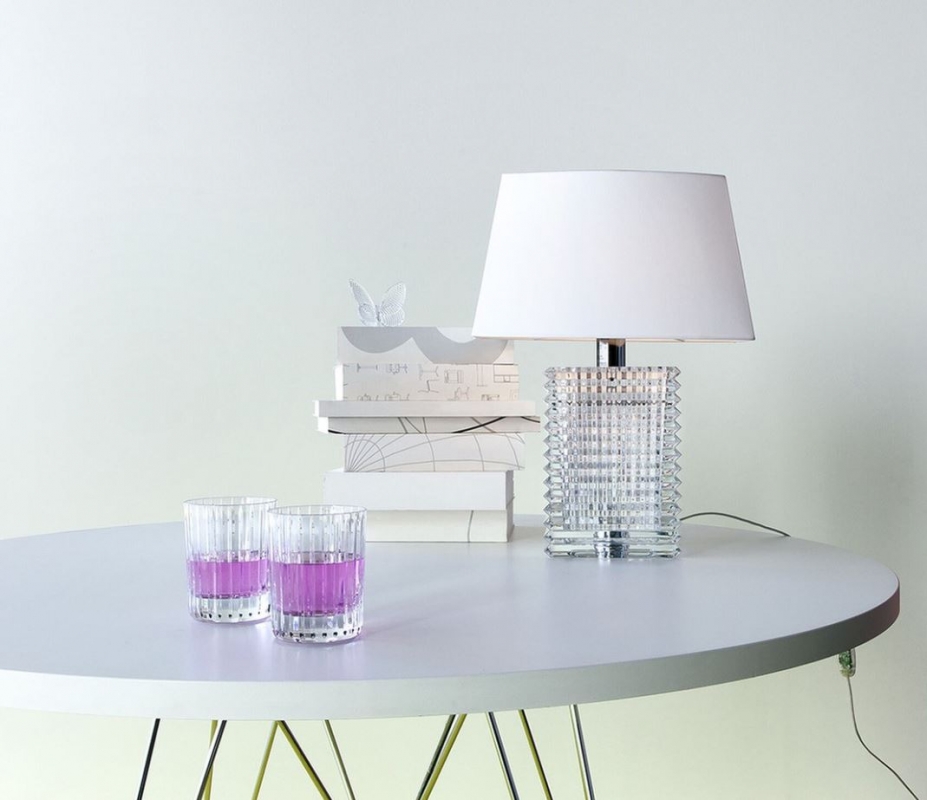 Clear crystal lamp based on an EYE vase with horizontal bevelled cuts outside and vertical ones inside making a kinetic diamond-cut effect. White fabric lampshade included, Structure in shiny chrome finish steel. Transparent electric wire (with a light dimmer for CEI verson).