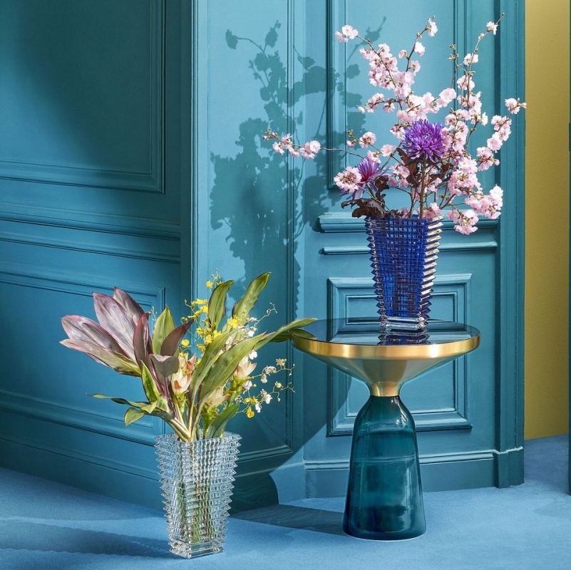 EYE VASE RECTANGULAR L. The wavy design of the crystal EYE vase comes from an extraordinary technique: exterior horizontal cuts and interior vertical cuts combine to produce a magic visual effect.With bevel cuts conjuring perpetual movement, the EYE vase is a spiral of light. The EYE vase fabrication produces a multitude of shades and shapes leaving scope for an infinite number of compositions for every taste and in every color.