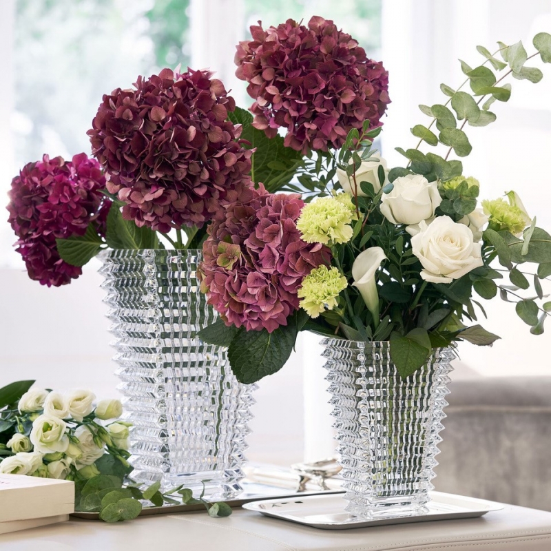 The wavy design of the crystal EYE vase comes from an extraordinary technique: exterior horizontal cuts and interior vertical cuts combine to produce a magic visual effect.