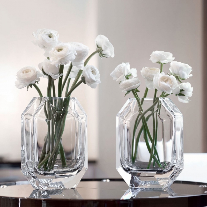 OCTOGONE vase designed by THOMAS BASTIDE. The signature of all Baccarat chandeliers, the octagonal tassel is here transformed into a vase. The clear-cut lines, corners and roundness are combined to reflect the light.