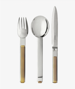 DEAUVILLE cutlery collection. At the time of expanding seaside tourism, elegant villas and the renowned construction of the celebrated sea bath cabins, DEAUVILLE  was rich in architectural influences that inspired JEAN PUIFORCAT. In 1937, he designed a cutlery collection with a solid, slightly curved handle and three rectilinear grooves that subtly capture light. A highly contemporary signature.