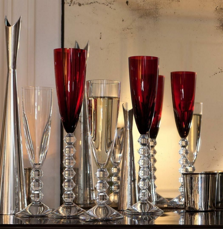 Sleek and modern, the VEGA champagne flute collection was created for Baccarat by design duo SAVINEL & ROSE. The pure and clean bowl contrasts with an angular and tactile stem. The result of this union is a beautiful glass that is as nice to hold as it is to look at.