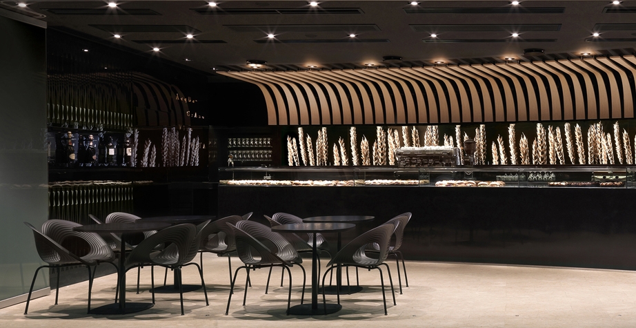 RIPPEL CHAIR BY RON ARAD - VYTA SANTA MARGHERITA MILAN, ITALY, 2016; ARCHITECTURE: DANIELA COLLI; PHOTO CREDIT: MATTEO PIAZZA