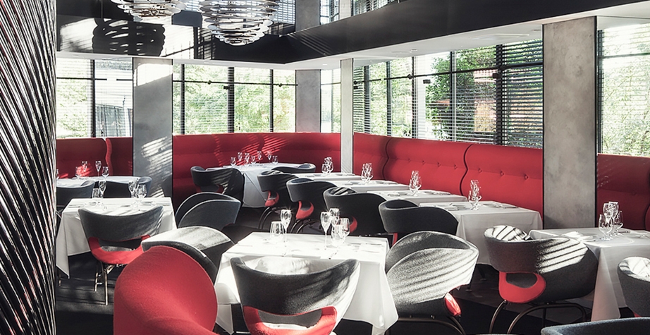 VICTORIA AND ALBERT ARMCHAIR BY RON ARAD - WATERGATE HOTEL, WASHINGTON, USA, 2016