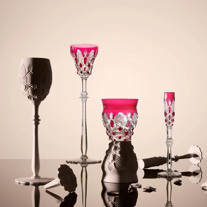 A new tumbler joins the legendary Tsar Service. Created in 1909 for Nicholas II, this iconic service is one of Baccarat’s most historic royal commissions. The Maison reimagines its spirit with a creation that blends heritage and boldness. Crafted in clear and red double-cases crystal, Baccarat’s signature color, achieved with the addition of 24-carat gold powder, the new tumbler features contemporary lines and bears the signature of artisanal excellence. Its diamond and palm leaf pattern is cut with extreme precision by a Meilleur Ouvrier de France. Each facet captures and reflects light with intensity, transforming the tumbler into a true work of sculptural art. A refined piece to enjoy both in life’s grand celebrations and its everyday moments—true to the Baccarat spirit: a symbol of unforgettable occasions and shared joy for over 260 years.