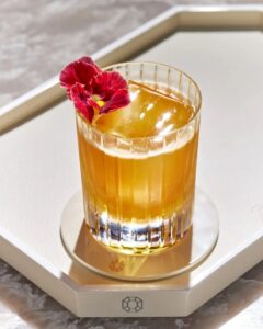 HARMONIE glass with OCTOGONE tray. Baccarat, harmonising color, craft, and cocktail culture.