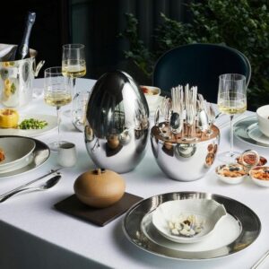 MOOD ASIA by Christofle. MOOD family is growing with the addition of a MOOD dedicated to Asian gastronomy.To enhance the tasting experience, Christofle has developed new chopsticks and chopsticks holders, all in silver, as well as a new soup spoon suited to Asian bowls. The silver-plated chopsticks – a novelty from Christofle – have two-level ridges for better food grip. Intended to satisfy all tastes and habits, they present a design at the crossroads of styles of all Asian chopsticks.