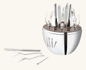 MOOD ASIA by Christofle. Christofle for friendly moments, MOOD EASY is a silver-plated set of cutleries for 6 people. Versatile, MOOD EASY is the ultimate stylish and useful box for experiencing a wide variety of dining moments, from sweet to salty ones. Easy to use, its size (27 cm) easily adapts to any interior and allows a better grip for the whole family. It is perfectly suited to an informal lunch, a brunch, or a snack. MOOD EASY is lighter and easily transportable from the dining to the coffee table. This line is conceived as a decoration object that will bring sparkles on a kitchen bar or living room…