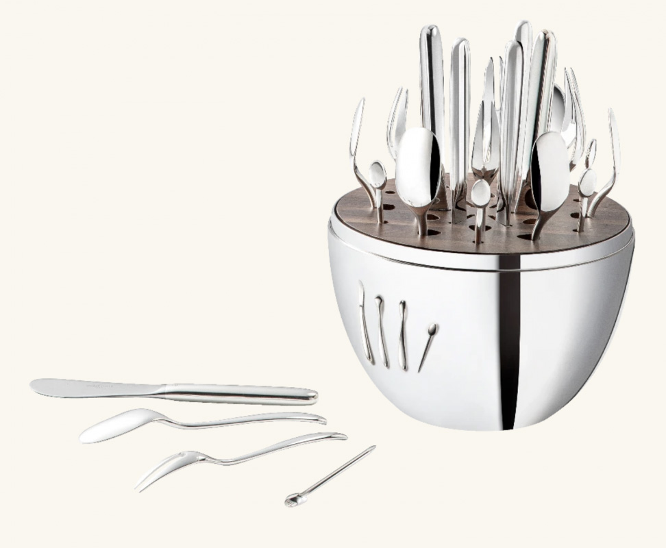 MOOD ASIA by Christofle. Christofle for friendly moments, MOOD EASY is a silver-plated set of cutleries for 6 people. Versatile, MOOD EASY is the ultimate stylish and useful box for experiencing a wide variety of dining moments, from sweet to salty ones. Easy to use, its size (27 cm) easily adapts to any interior and allows a better grip for the whole family. It is perfectly suited to an informal lunch, a brunch, or a snack. MOOD EASY is lighter and easily transportable from the dining to the coffee table. This line is conceived as a decoration object that will bring sparkles on a kitchen bar or living room…